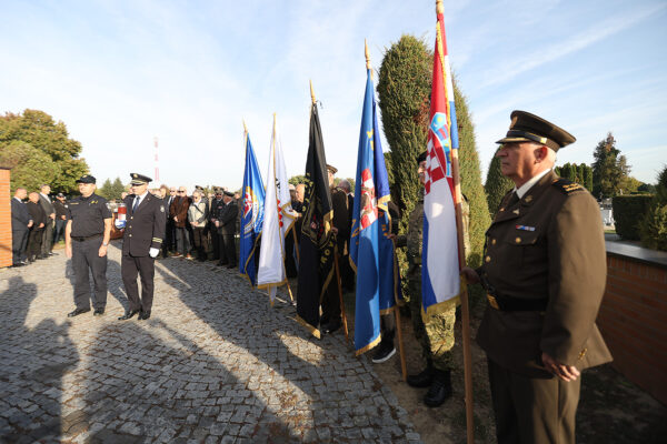 Fotogalerija: Virovitica obilježava 35. obljetnicu ustroja 127. brigade Hrvatske vojske 19 vijenci 127 85